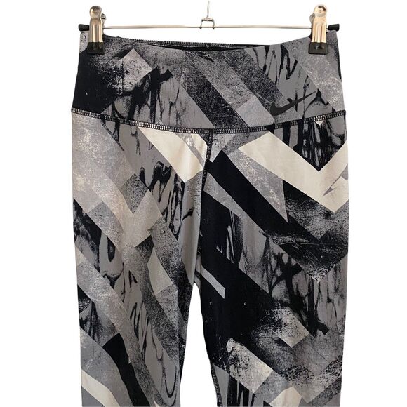 Nike XS Leggings Workout Marbled Print Black Gray Dri Fit Stretch - Picture 2 of 9